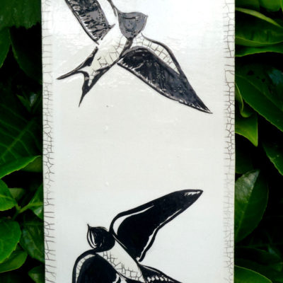 Hirondelles rustiques (tableau céramique, 14x38 cm)