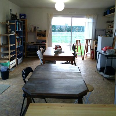 L'atelier et ses tables de travail