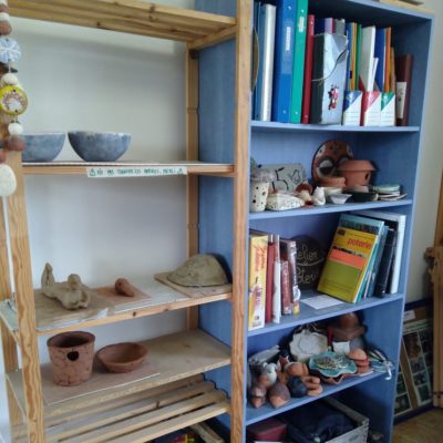 Des étagères pour les pièces des élèves, aisi qu'une petite bibliothèque pour les élèves en manque d'inspiration